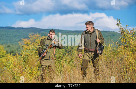 L'uniforme militaire. L'amitié des hommes chasseurs. Les techniques de chasse et d'armes de l'équipement. Comment transformer la chasse en passe-temps. Les forces de l'armée. Camouflage. Les chasseurs de l'homme à coups de fusil. L'activité passe-temps masculin. Banque D'Images