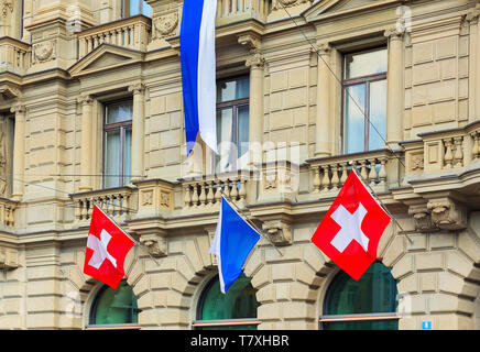 Zurich, Suisse - 1 août 2016 : une partie de la façade de l'immeuble à Credit Suisse Paradeplatz square dans la ville de Zurich décoré avec le drapeau Banque D'Images