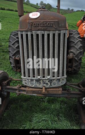 Les tracteurs Fordson vintage à la vente à la ferme vente aux enchères, la Ferme de Venn, Herefordshire Banque D'Images