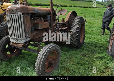 Les tracteurs Fordson vintage à la vente à la ferme vente aux enchères, la Ferme de Venn, Herefordshire Banque D'Images