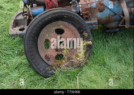 Les tracteurs Fordson vintage à la vente à la ferme vente aux enchères, la Ferme de Venn, Herefordshire Banque D'Images