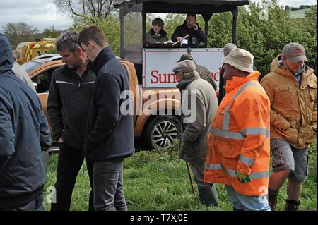 Un commissaire-priseur vente de lots à la ferme Vente de machines agricoles et d'effets vintage à la ferme de Venn, Herefordshire 27/4/19 Banque D'Images