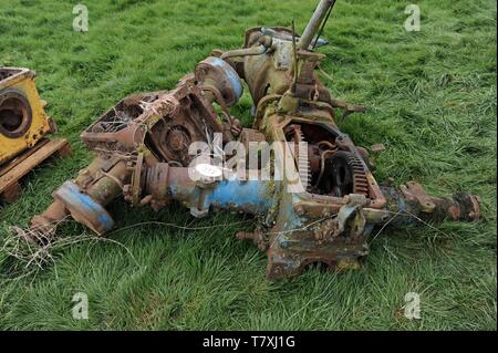 Les tracteurs Fordson vintage à la vente à la ferme vente aux enchères, la Ferme de Venn, Herefordshire Banque D'Images