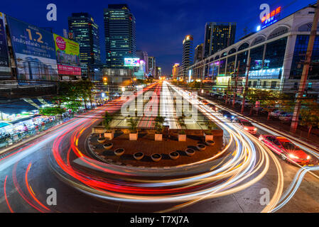 Bangkok , Thaïlande - 2 mai, 2019 : blur light beaucoup de la circulation automobile à l'u-turn street dans la ville de Bangkok Banque D'Images