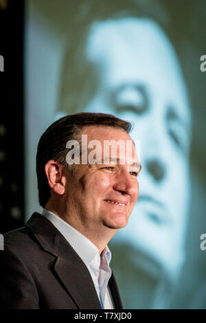 Candidat sénateur Ted Cruz (R-Tx) grâce à ses partisans lors d'un événement à la YMCA de Las Vegas après son entrée en tiers dans les Caucus du Nevada. Banque D'Images