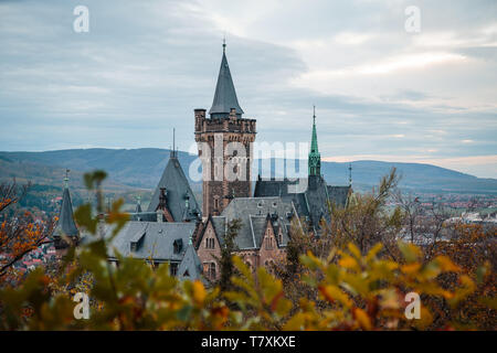 Le château historique de Wernigerode. Ajouté à la saison automne soir l'humeur. Banque D'Images