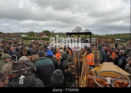 Un commissaire-priseur vente de lots à la ferme Vente de machines agricoles et d'effets vintage à la ferme de Venn, Herefordshire 27/4/19 Banque D'Images