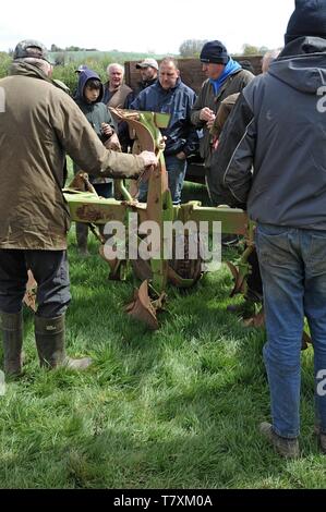 Personnes examinant les tracteurs et machines agricoles vintage à la vente à la ferme vente aux enchères, la Ferme de Venn, Herefordshire Banque D'Images