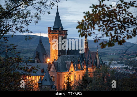 Le château historique de Wernigerode. Ajouté à la saison automne soir l'humeur. Banque D'Images