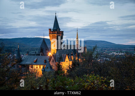 Le château historique de Wernigerode. Ajouté à la saison automne soir l'humeur. Banque D'Images