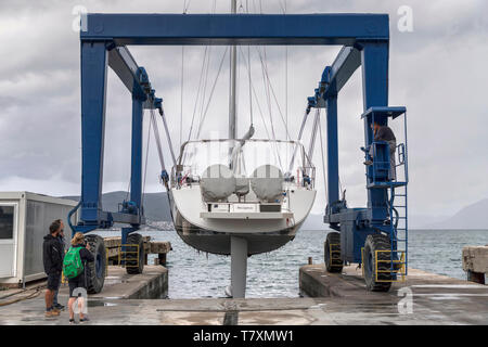 Tivat, Monténégro, 29 avril 2019 : yacht à transporter dans la mer après la réparation par marina grue mobile. Banque D'Images