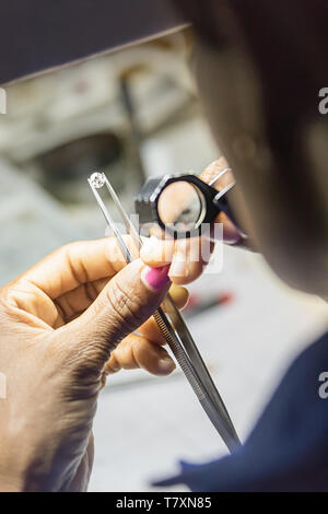 Le Botswana, femme africaine contrôler un diamant à l'usine. Banque D'Images