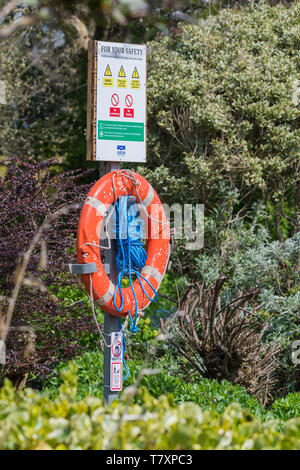 Les bouées de sauvetage, bouée, anneau AKA Lifering, Gareautrain, Donut, vie life preserver, bouée Kisby, anneau, Perry bouée. Anneau de sauvetage par l'eau au Royaume-Uni. Banque D'Images