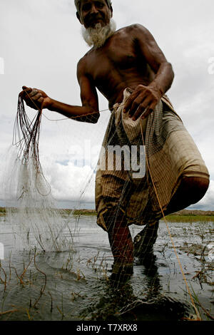 Abdul Majed utilisé pour être un cultivateur de riz dans la province de Khulna. Il fait maintenant une vie de subsistance comme un agriculteur de crevettes. Avec l'augmentation du niveau de la mer due au réchauffement climatique, de vastes zones avec les rizières sont en train d'être détruit par l'intrusion d'eau. Avec les parcelles détruites, Abdul tourné les mêmes rizières dans la crevetticulture au lieu de la ferme. Il fait maintenant plus d'argent qu'avant, la prestation de 12 à 15 caisses de crevettes toutes les deux semaines. - Cela a été bon pour mon économie, dit-il, mais admet l'évolution des régimes climatiques et de l'intrusion d'eau de l'inquiète. Selon la Banque mondiale, le Bangladesh côtières peuvent facilement Banque D'Images