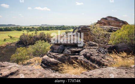 Vue imprenable sur l'Ubirr Rock de la brousse naturelle avec rock de grès dans le Parc National de Kakadu, dans le Territoire du Nord de l'Australie Banque D'Images