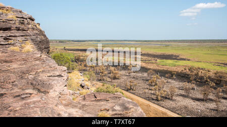 Vue imprenable sur l'Ubirr Rock de la brousse naturelle avec rock de grès dans le Parc National de Kakadu, dans le Territoire du Nord de l'Australie Banque D'Images