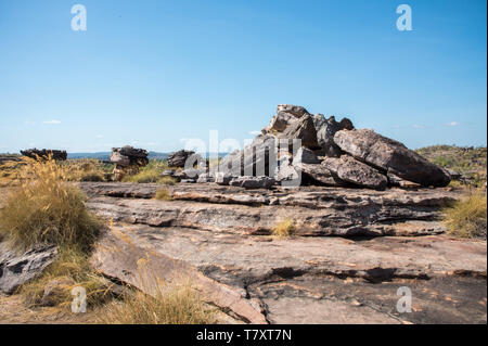 Vue imprenable sur l'Ubirr Rock de la brousse naturelle avec rock de grès dans le Parc National de Kakadu, dans le Territoire du Nord de l'Australie Banque D'Images