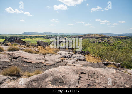 Vue imprenable sur l'Ubirr Rock de la brousse naturelle avec rock de grès dans le Parc National de Kakadu, dans le Territoire du Nord de l'Australie Banque D'Images