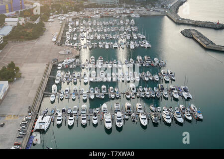 Yacht Harbour Marina Pier et quai privés yacths et les bateaux en attente la mer ouverte. Drone aérien vue à la verticale au-dessus de T-Tête. Banque D'Images