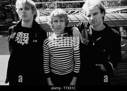 (L-R) Stewart Copeland, Sting et Andy Summers de la police posent pour un portrait de groupe le 22 juin 1979 à Amsterdam, Pays-Bas. (Photo de Gijsbert Hanekroot) Banque D'Images