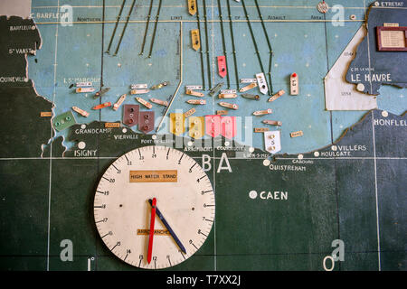 Les plages du débarquement et de l'horloge des marées sur la carte murale dans la salle des cartes à Southwick House, Southwick Park, Portsmouth, qui fut le centre névralgique de la planification pour le débarquement en Normandie et le quartier général du général Dwight D. Eisenhower au cours de la D-Day. Banque D'Images