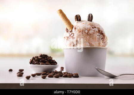 Glace au café tasse sur le tableau blanc avec une cuisine faite maison. Composition horizontale. Vue de face. Banque D'Images