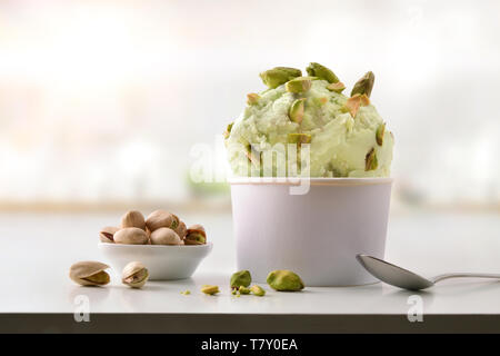Glace Pistache cup le tableau blanc avec une cuisine faite maison. Composition horizontale. Vue de face. Banque D'Images