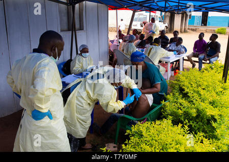 Congo, République démocratique du Congo : Centre de traitement de l'Ebola (ETC) à Beni. Campagne de vaccination dans la population : les médecins utilisent des vacci Banque D'Images