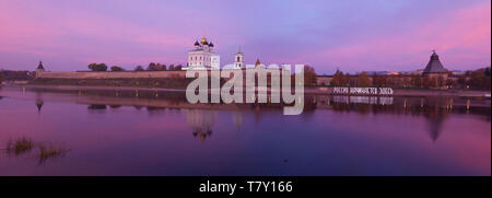 PSKOV, Russie - le 13 octobre 2018 : Panorama du Kremlin de Pskov en octobre soir Banque D'Images