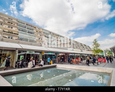 The Brunswick Centre, Camden, Londres, Royaume-Uni. Un quartier de faible hauteur et de haute densité, conçu par Patrick Hodgkinson, pionnier dans le centre-ville. Banque D'Images