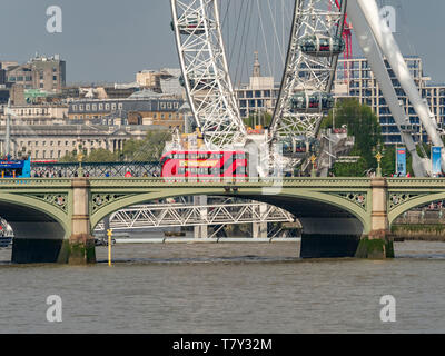 London Bus sur Westminster Bridge sur la Tamise, Londres, London Eye en arrière-plan Banque D'Images