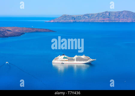 Vue panoramique sur la mer de la ville de Fira à caldera, le volcan et l'île de Santorin, le navire de croisière : Thira, Grèce Banque D'Images