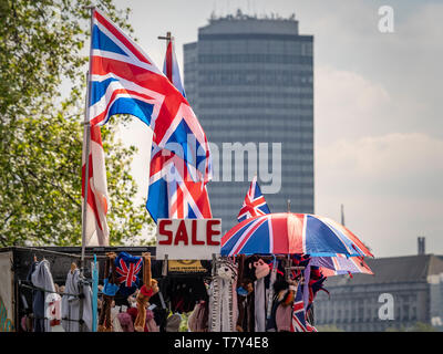 Affiche de VENTE avec drapeaux et parapluies Union Jack sur le dessus d'un stand souvenir à Londres, Royaume-Uni. Banque D'Images