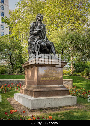 Statue de Robert Burns à Victoria Embankment Gardens, London, UK. Banque D'Images