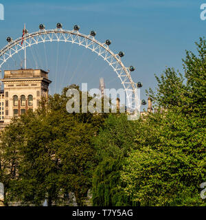 Vue depuis St James Park vers London Eye et Whitehall, Londres, Royaume-Uni. La pointe de l'écharde dans la distance. Banque D'Images