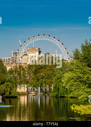 Vue depuis St James Park Lake vers London Eye et Whitehall, Londres, Royaume-Uni. Banque D'Images