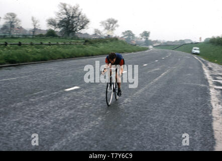 Années 1960, historiques, de la randonnée à vélo légende Beryl Burton sur la route sur son vélo. Une personne calme, réservé, elle a représenté son club cycliste local, Morley CC et est resté un cycliste amateur toute sa vie, faisant le travail à temps partiel sur une ferme de la rhubarbe pour joindre les deux bouts. Tel était son dévouement pour le sport qu'elle n'avait ni télévision pas téléphone à son domicile. Banque D'Images