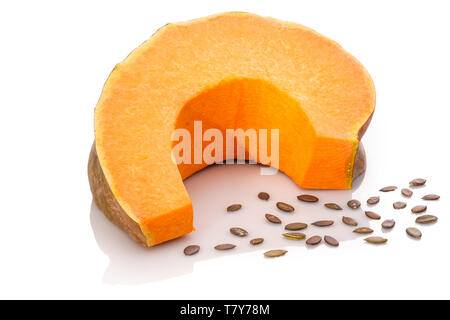 Graines de citrouille Orange slice avec isolé blanc Banque D'Images