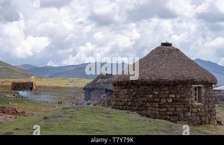 Huttes de boue de berger dans les collines près de la Sani Pass dans le nord-est du Lesotho, l'Afrique. Banque D'Images