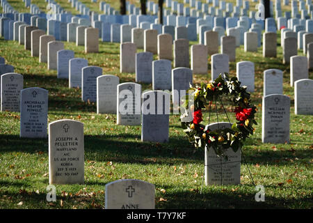 Couronne en face de pierres tombales dans le Cimetière National d'Arlington.Arlington.virginia.USA Banque D'Images