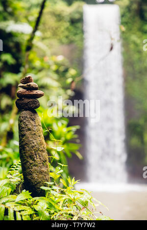 Voir à Tibumana cascade à Bali, Indonésie Banque D'Images