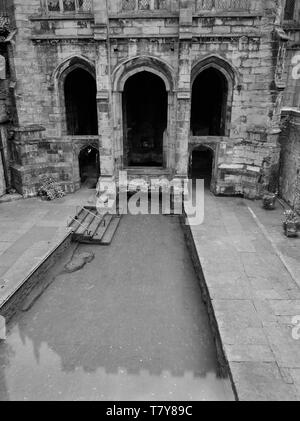 Voir s de l'extérieur de la baignoire et la partie inférieure de la chapelle St Paul, St Asaph, Flintshire, Pays de Galles, Royaume-Uni, où le printemps de l'eau pénètre dans le puits en étoile intérieure. Banque D'Images