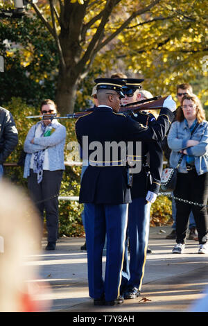 L'honneur des gardes au cérémonie de la relève de la garde sur la Tombe du Soldat inconnu avec les visiteurs dans le Cimetière National d'Arlington.Arlington.virginia.USA Banque D'Images