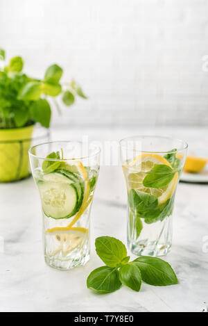 L'eau infusée avec du citron et basilic, cucmber sur fond blanc. Boisson Detox concept Banque D'Images