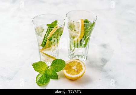 L'eau infusée avec du citron et basilic, cucmber sur fond blanc. Boisson Detox concept Banque D'Images