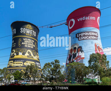 Murales sur les tours d'Orlando, les tours de refroidissement d'une centrale électrique désaffectée, Soweto, Johannesburg, Afrique du Sud Banque D'Images