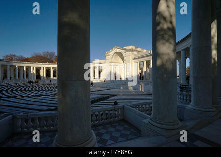 Arlington Memorial Amphitheater avec les visiteurs dans le Cimetière National d'Arlington.Virginia, USA Banque D'Images