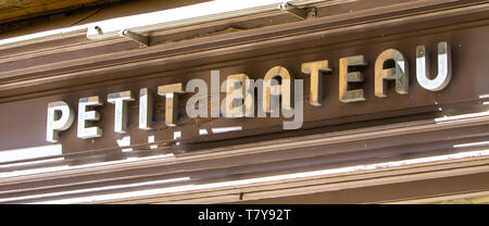 NIMES, FRANCE - Le 29 avril 2019 : Détail de Petit Bateau store à Nimes, France. Petit Bateau est une marque française de vêtements pour bébés et enfants fondée en Banque D'Images