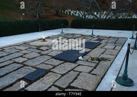 John F. Kennedy tombe et flamme éternelle dans le Cimetière National d'Arlington.Arlington.virginia.USA Banque D'Images