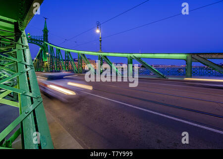 Rivière Danubia, Budapest, Hongrie : scène de rue sur le pont de la Liberté', 'Szabadság caché un style Art Nouveau, l'heure bleue exposition longue durée. Vue vers Pest. Banque D'Images